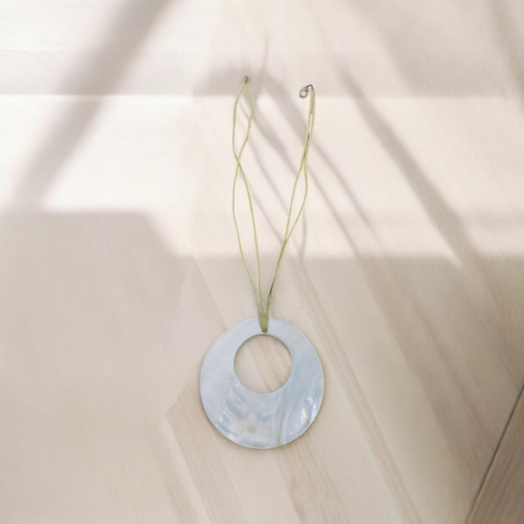 White shell pendant necklace - Picture 1 of 1